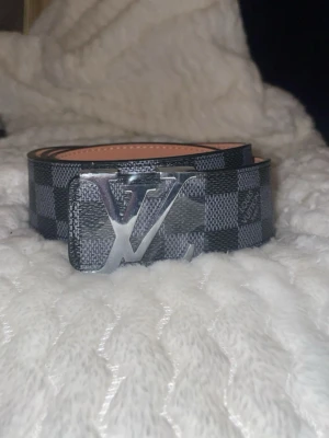 Svart randigt bälte - Riktigt fint bälte som passar med allt 