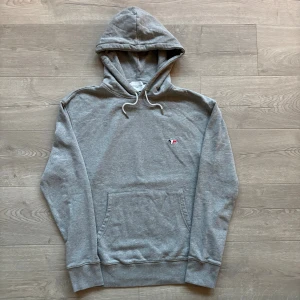 Maison Kitsuné Hoodie - Riktigt snygg Maison Kitsuné Hoodie i toppskick. Storlek L men passar M. Tveka inte ställa frågor vid intresse🙌