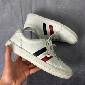 Moncler skor - Vita mocler skor med medföljande dustbags. Storlek 43 gott skick men små skador se bilder. För frågor skriv privat!