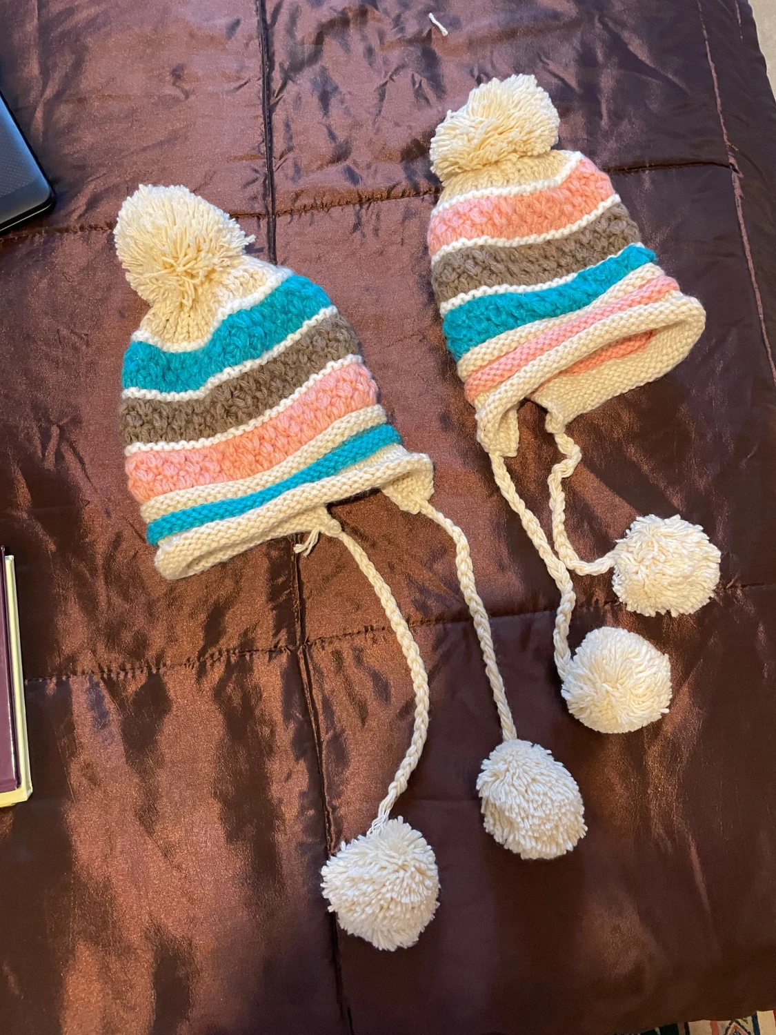 Randig stickad mössa med tofsar - 4