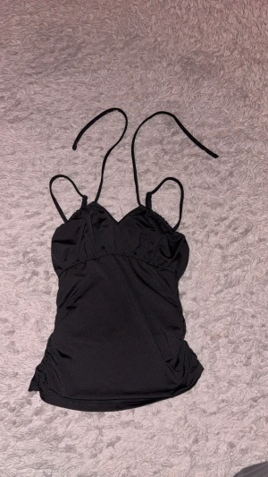Knytbar topp  - En tröja från Shein som är knytbar runt nacken. Aldrig använd. Väldigt fin  XS men passar som en S