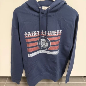 Saint Laurent Hoodie - Saint Laurent Hoodie i storlek M i jätte bra skick!