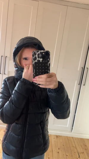 Marinblå pufferjacka - Säljer en blå lager 157 jacka då den har blivit lite för liten. Super fin och håller en varm. Har knappt använt så den har inga skador. Säljs tvättad!