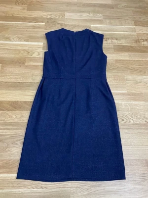 Mörkblå ärmlös klänning Filippa K - Snygg mörkblå klänning från Filippa K i klassisk modell. Klänningen är ärmlös, har rund halsringning och en diskret dragkedja bak. Materialet känns lite kraftigare och ger en stilren siluett. Perfekt för dig som gillar minimalistisk och tidlös design.