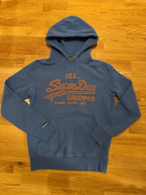 Vintage Superdry Hoddie M - Riktigt snygg Vintage Superdry hoddie nu inför vintern❄️❄️                                                                         Storlek || M                                                                             Skick || 8,9/10                                                                                 Passform || Mycket bra                                           Hör av er vid minsta fundering🙌🙌