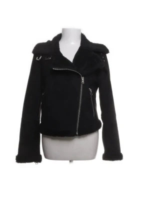 Svart shearlingjacka med dragkedjor - Snygg svart jacka med fluffig krage och insida. Jackan har en asymmetrisk dragkedja framtill, detaljer med spännen på axlarna och dragkedjor vid ärmsluten. Inte mycket använd💗
