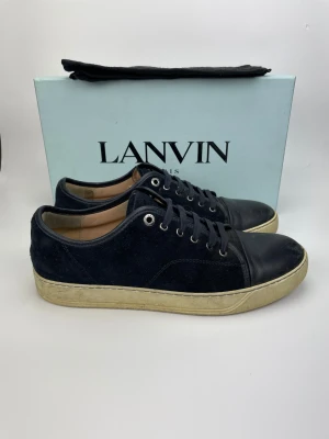 Lanvin skor  - December REA! Hej, säljer nu dessa svin snygga lanvin skor. Skorna är i fint skick! Begränsat antal boxar och dustbag. Hör av dig vid frågor. 