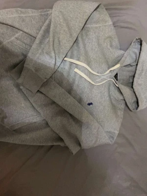 Grå Polo Ralph lauren hoodie  - Jättefin grå polo Ralph Lauren hoodie i ett superbra skick. Använd fåtal gånger. Priset kan diskuteras vid snabb affär.