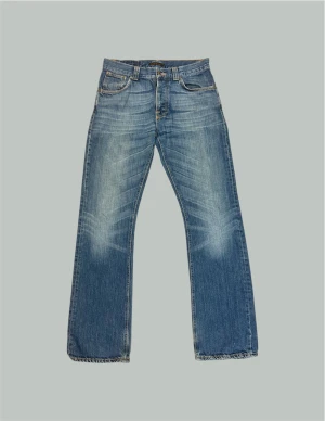 Nudie Jeans Regular Ralf Bootcut  - Regular Ralf Streaky Slubbs 31/34💙  Snygga jeans från Nudie med en otrolig tvätt. Modell Regular Ralf (Bootcut) som försvann 2010. Sällsynt exemplar med en otrolig passform, ganska lik Levis 512 Bootcut. Storlek 31/34. Som på alla mina jeans kan det finnas mindre fläckar på jeansen som jag missat. Se mått nedan, och läs noga för jag gör ej returer!☃️  Midja: 39-40 cm Ytterbenslängd: 111 cm Benöppning: 23,5 cm  Vänligen notera att måtten kan skilja 1-2 cm. Jag mäter alltid så noggrant som möjligt.