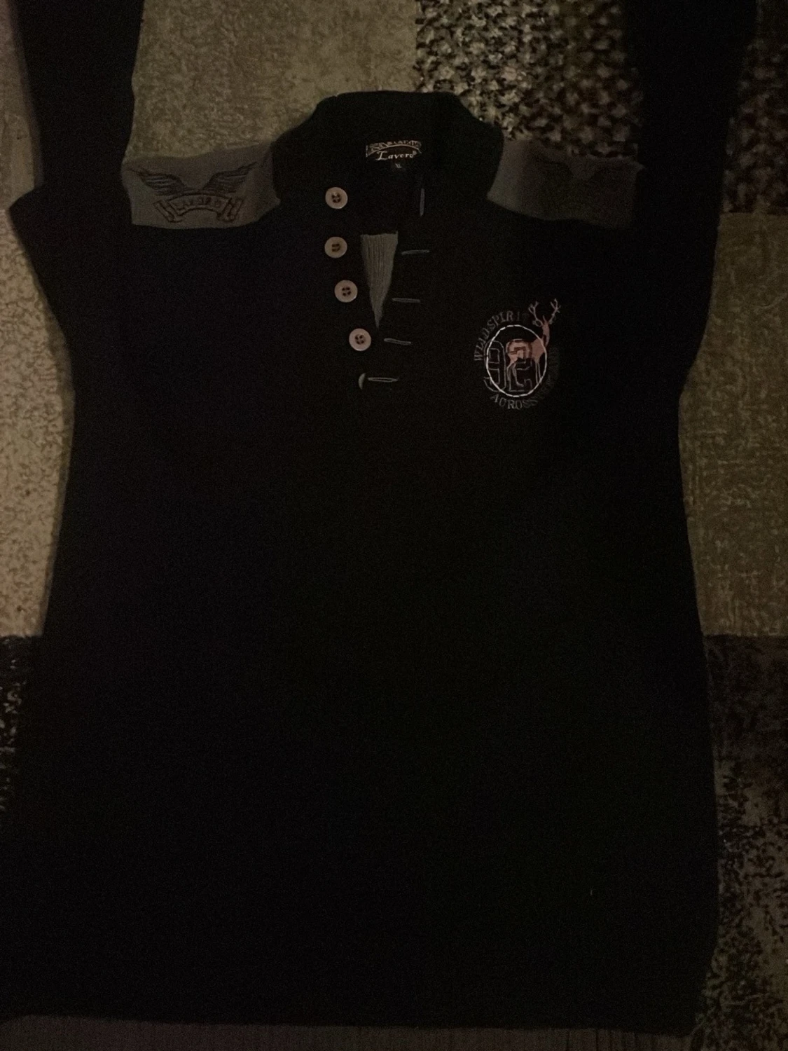 Svart pikétröja med tryck från Lavori