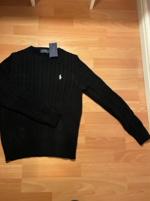 Stickad polo tröja - Säljer den här tröjan eftersom att den var för liten för mig, några ytterligare frågor om tröjan så kontakta mig.