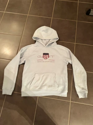 GANT HOODIE  - Säljer nu min gant hoodie. Den är knappast använd och har inga fläckar eller är knappt synligt att den är använd. Köpte den för ungefär 1 månad sedan och insåg att den är lite för stor. Eftersom jag inte kan reklamera den så säljer jag den till bra pris som 380kr när ny kostar 1000kr. Priset kan diskuteras vid snabb affär🙂