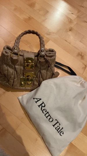 Miu Miu väska  - Miu Miu väska från retro tale