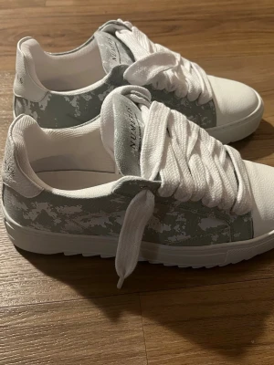 Numeris Atelier Cloud Sneakers storlek 41 - Hej!  Köpte fel storlek, för krångligt att sköta med returer till England. Helt oanvända, sprillans nya i kartong, fynda en julklapp. Mer info: https://numerisfootwear.com/collections/atelier/products/atelier-silver?variant=45168132718784