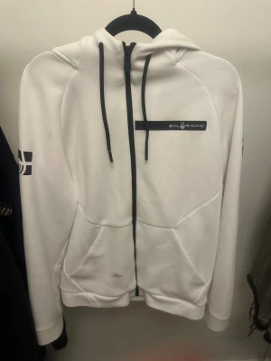 Vit sailracing tröja  - Säljer vit seilracing tröja i storlek M, har en fläk på högra fikan 