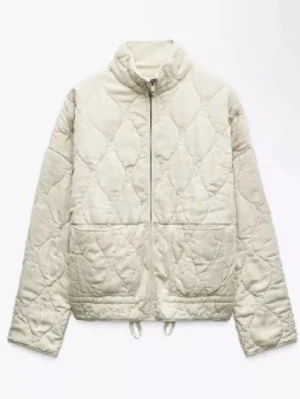  quiltad jacka från Zara  - Quiltad jacka från Zara utan defekter, super varm och gosig så funkar perfekt som jacka varje årstid!❤️❤️❤️ 