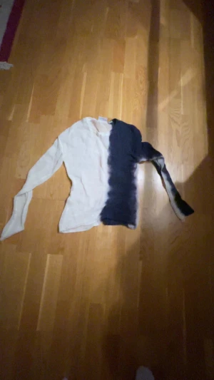 Viral tröja weekday - Viral tröja från weekday säljer pågrund av att den inte kommer till användning har använt den 3 gånger❤️pris går att diskutera 