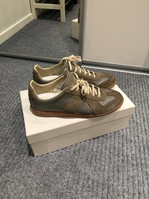 Maison Margiela Gats - Jag säljer ett par Maison Margiela Gats i väldigt bra skick. Jag har använt dessa ett fåtal gånger under sommaren men inte mer än så. Sulan är extremt fräsch samt mockan. Skorna har inga defekter eller liknande.  Storlek: 42.  Hör av er ifall ni har några frågor!