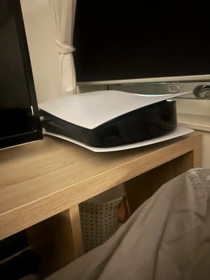 PlayStation 5 - Snygg och modern PlayStation 5 i vitt och svart. Playstationet är i gott skick utan några defekter spelmässigt,  repor eller skador. Perfekt för gaming med kraftfull prestanda och stöd för 4K. En kontroll ingår. Priset är inte hugget i sten. 