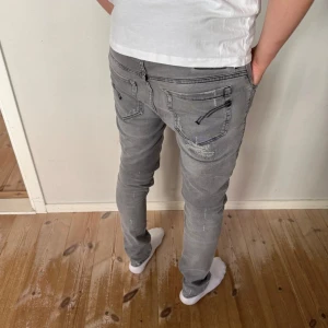 Dondup Jeans George - Skick 10/10! Storlek w33 och modellen är 180cm. Nypris:4500kr och vårt pris endast 1199kr! Kontakta gärna vid frågor🙌