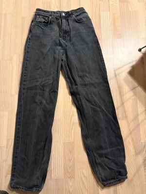 Svarta jeans från g perfect jeans, strl 36 - Svarta jeans från g perfect jeans i storlek 36. Modellen har raka ben och klassisk femficksdesign med knapp och dragkedja framtill. Jeansen har hög midja och är tillverkade i slitstarkt denimtyg. Perfekt för dig som gillar en enkel och clean look.