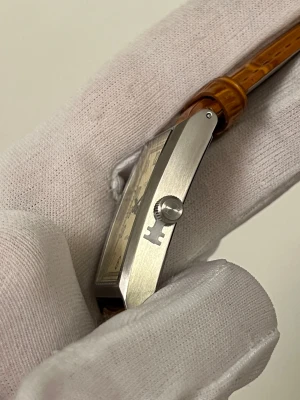 Svensk märke. helt ny! Först till kvarn  - COSMOS “d’Essor” – Elegant rektangulär klocka i premiumklass ✨ Svenskt märke🇸🇪 Tillverkad i rostfritt 316L-stål, reptåligt safirglas och ett stilrent armband i äkta läder – en tidlös accessoar för både vardag och fest.  🪙 Vinted-pris: 599 kr (ord. 2 999 kr) 📦 Ny & oanvänd 🚛💨 Snabb leverans  🔷 Specifikationer: 📏 Boett: 22 × 40 mm – slim & elegant ⚙️ Urverk: Miyota Japan 2025 – pålitligt & exakt 🛡️ Material: 316L rostfritt stål, borstad & polerad finish 💎 Glas: Safir – exklusivt & reptåligt 🧵 Armb