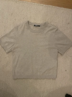 T shirt  - En bomulls T-shirt som är beige. Köpt från Gina tricot. 