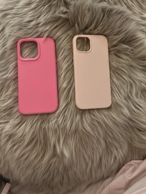 Mobilskal iPhone 13 och 13 PRO - Jag säljer dessa super fina två mobilskal som tyvärr kom i fel storlek det är två olika i storlek iPhone 13 Pro och det är det ”mörk rosa” mobilskal och det andra ”ljus rosa” är i storlek 13 som är aldrig använda💕