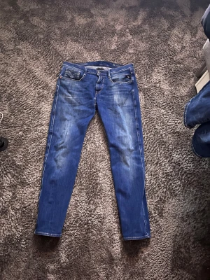 Replay anbass - Säljer nu dessa Replay jeans i modell anbass eftersom de inte kommit till användning. Storleken är W33 L32. Tveka inte av att höra av dig vid minsta fundering✅