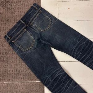 Mörkblåa APC Petit Standard Jean Detroit Jeans - Riktigt snygga A.P.C. Jeans i Petit Standard Jean Droit Etroit modell. | W29 L32 | Nypris 2999kr | Riktigt fint skick, knappast några tecken på användning. | Midja: 39-41cm (Stretch), längd: 100cm | Kraftiga fades, tydliga honeycombs & whiskers. | Skriv vid minsta fundering, pris ej hugget i sten!