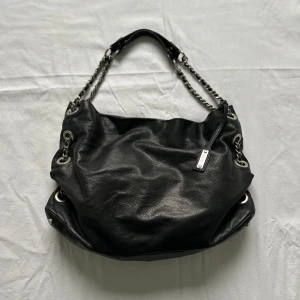 Svart väska  - Superfin väska i läder från det exklusiva märket Abro 44x30 Vid köp av flera varor får du rabatt 💛