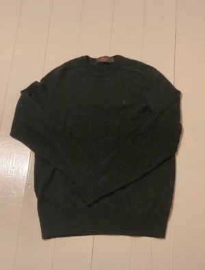 Mörkgrön merinoullströja från Morris - Säljer en mörkgrön stickad tröja från Morris i 100% merinoull. Den är i väldigt bra skick, tröjan är storlek S men sitter som en XS