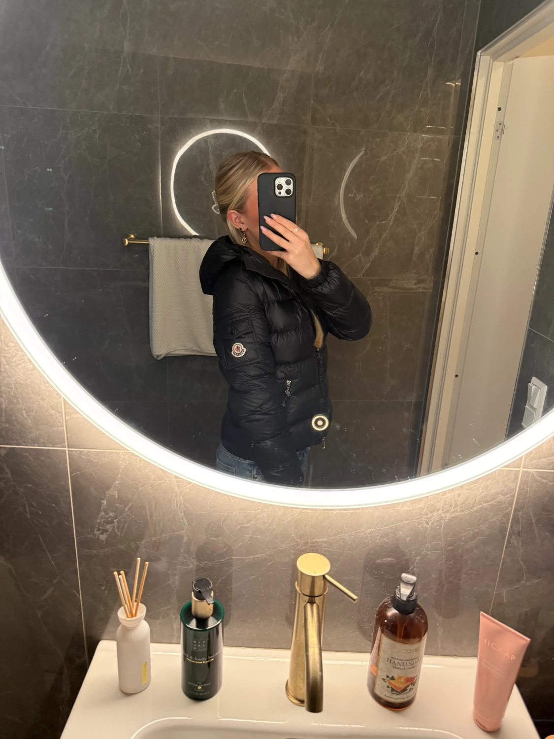 Svart Moncler pufferjacka med huva