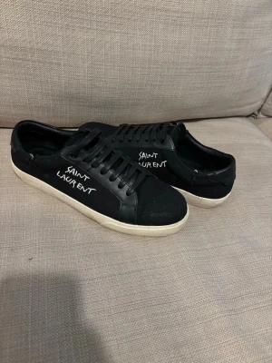 Svarta Saint Laurent sneakers - Tjena säljer dessa asfeta skor från saint lauren då de inte passar mina fötter, det är ett jack på vardera sko precis vid fotknölen, vilket tillägger på den slitna looken enligt mig. Men annars helt nytt skick (lite smuts bara). Ingen låda eller påse medföljer därav pris. På sista bilden ser ni hur skorna ser ut medan man har på sig dem. Skriv vid minsta frågor eller prisförslag.🔥💯🙏