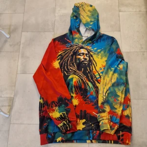 Hoodie Bob Marley - Hoodie Bob Marley. 3D digitaltryck. Livfull graffiti konst. Lös passform. Långärmad hoodie. Maskintvättbar. Normal passform för vår/höst/vinter. Slitstarkt tyg. Polyester.