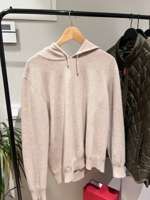 Kashmir hoodie - Säljer nu denna super fina kashmir hoodien i storlek L men passar M också bra! Säljer denna för 549kr men kan lätt gå ner i pris vid snabb och smidig affär✅ skicket är 10/10 och knappt använd🔥 