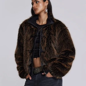 Pälsjacka med skinndetaljer - Säljer en brun pälsjacka från Jaded London med otroliga skinndetaljer, samt dragkedja framtill. Finns fickor och innerficka. Relativt oversized. Väldigt varm, funkar bra i vinterkylan. Knappt använd. Egna bilder kan lösas!