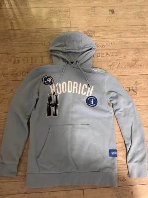 Hoodrich hoodie  - Jag säljer nu min hoodrich hoodie för att den kommer inte till användning. Den är i ny skick och har använd den endast 3 gånger ungefär. Köpte den för 1100 och mitt pris är 400kr