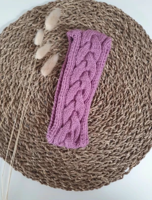 Stickat pannband  - Stickat pannband i mjuk akryl passar från ca 12 år och uppåt. Onesize Stickat av mig.
