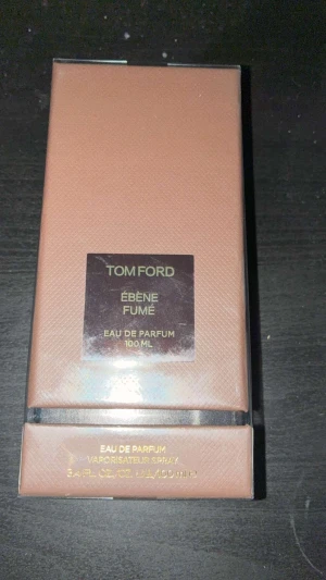 Tom Ford Ébène Fumé 100ml - Lyxig Eau de Parfum från Tom Ford, 100 ml. Innehåller bl.a. alkohol denat., vatten, parfym, linalool, citral, och färgämnen. Tillverkad i USA. Perfekt för dig som vill sticka ut med en exklusiv doft.