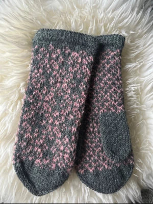 Hemmastickade vantar  - Hemmastickade vantar i Ull. Passar s/m. Helt nya. Stickade av mig.