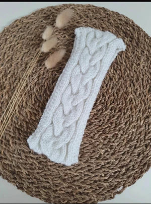 Stickat pannband med glitter  - Stickat pannband i mjuk akryl passar från ca 12 år och uppåt. Onesize Stickat av mig.