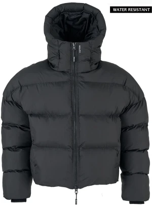 Svart pufferjacka från NVLTY - Säljer en svart pufferjacka från NVLTY med hög krage och vattenavvisande material. Jackan har en rejäl dragkedja framtill, breda quiltade sektioner och en loose passform som ger en cool och modern look. Perfekt för kalla dagar när du vill hålla stilen.