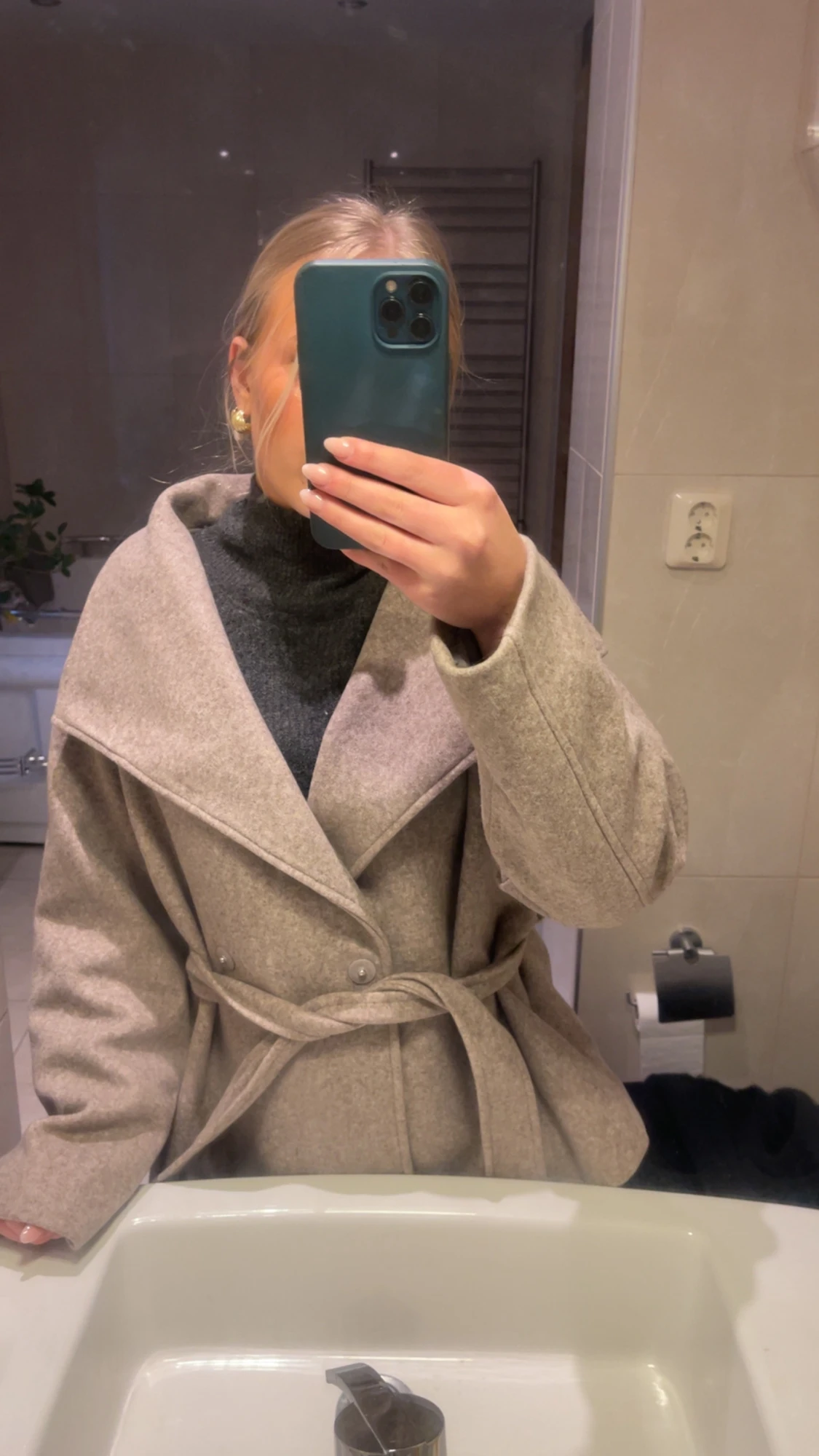 Beige kappa med bälte och bred krage