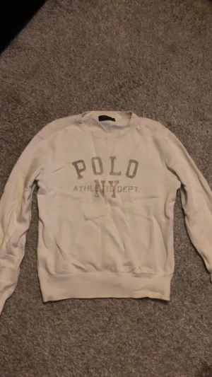Ralph lauren sweatshirt  - Säljer nu min Ralph lauren sweatshirt som är i väldigt bra skick utan några defekter, hör av er vid frågor eller funderingar