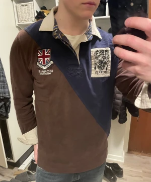 Långärmad Morris pike  - brun blå långärmad Morris piké i toppskick. Otroligt fett och unikt plagg att ha i garderoben. Modellen är 180cm, 74kg. Priset kan såklart diskuteras!