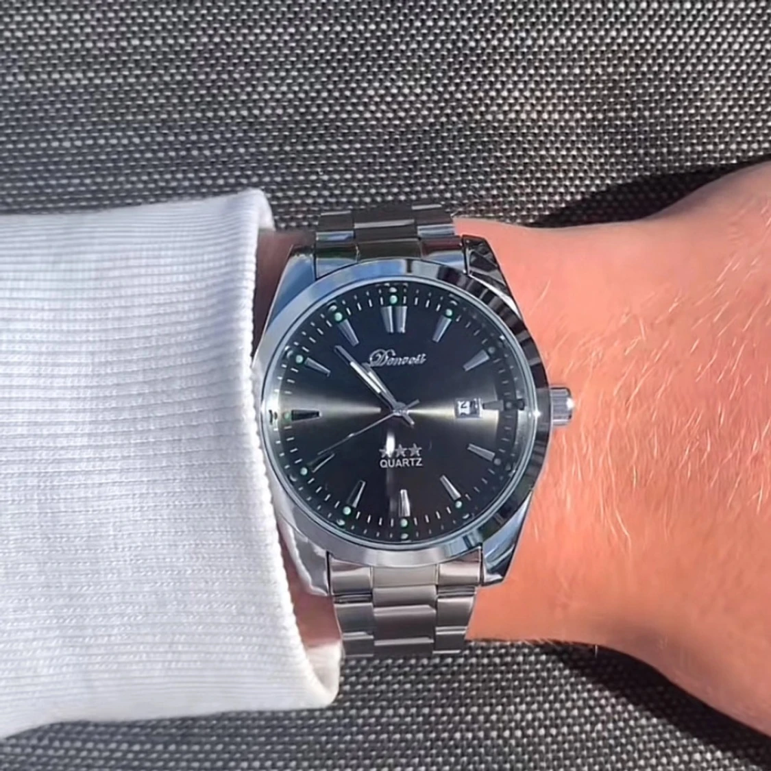 Svart och silver klocka från Doventi  - 2