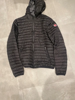 Svart pufferjacka från Colmar - Colmar damjacka skick 8/10 bara smuts storlek xs/S pris 1000 kr kan diskuteras god jul !