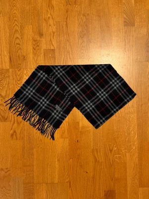 Mörkblå Burberry halsduk - Säljer en mörkblå halsduk från Burberry. Halsduken är gjord i kashmir och är i gott skick. Var inte rädd för några frågor. Pris diskuteras inte!