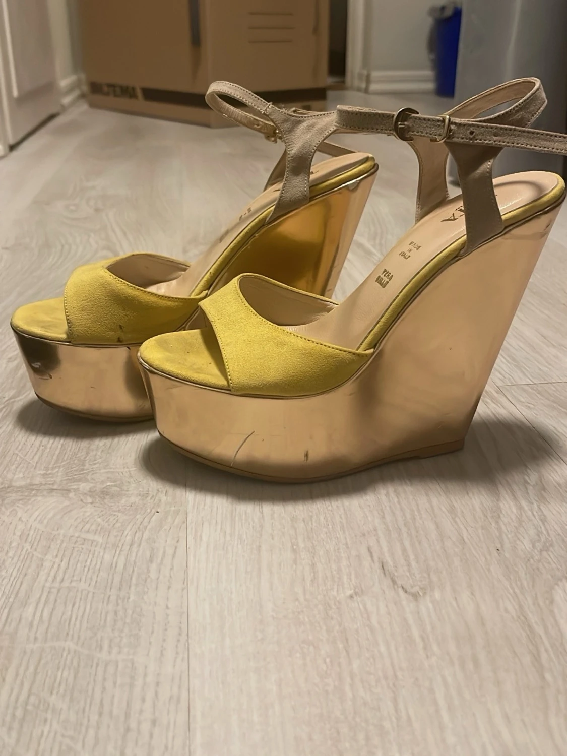 Guldiga platåsandaler med gul mocka - 1